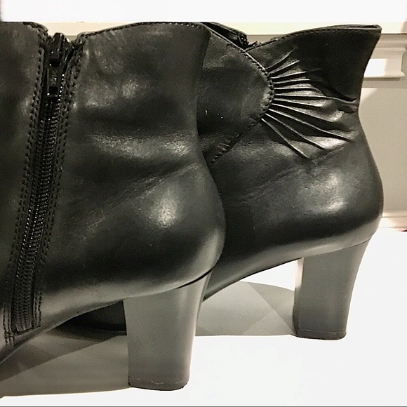 Croft and Barrow Huntley Booties in Black - Picture 7 of 11